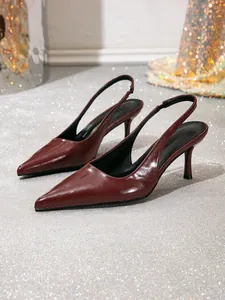Elegante bordeauxrode slingback pumps met spitse neus en verfijnde stilettohakken voor dames