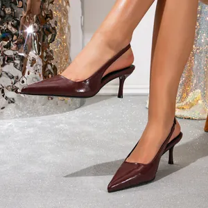 Elegante bordeauxrode lakleden slingback hakken met puntige neus en dunne hak