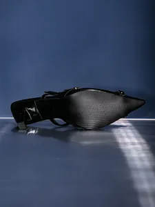 Detailansicht der schwarzen spitzen Stiletto-Absatzsohle und des Riemenverschlusses