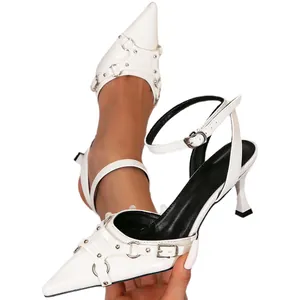 Elegantes tacones blancos de punta con hebillas plateadas y una moderna correa trasera