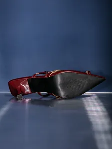 Detailansicht der weinroten spitzen Stilettos mit rutschfester strukturierter Sohle.