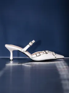 Elegante weiße Mules mit spitzer Zehenpartie, Pfennigabsatz und Schnallenriemen