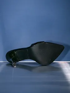 Gros plan de la semelle de chaussure à talons aiguilles noirs avec texture antidérapante