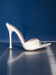 Vue de profil de sandales à talons aiguilles blanches avec bride texturée et bout carré