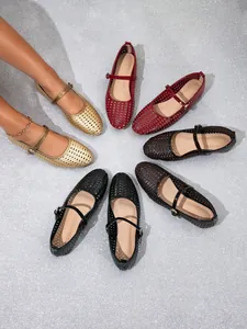 Atmungsaktive hohle Mary Jane Ballerinas in verschiedenen Farben.