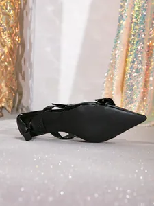 Vista inferior de tacones de aguja en charol negro con suela antideslizante para mujer