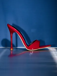 Mule à talon aiguille élégante en cuir verni rouge au design minimaliste épuré