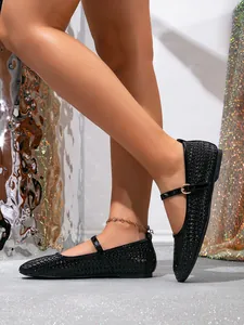 Detailansicht der atmungsaktiven schwarzen Mary Jane Ballerinas mit feinem Lochmuster