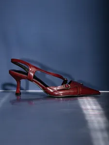 Vista dettagliata delle scarpe slingback bordeaux con tacco basso e cinturino a fibbia