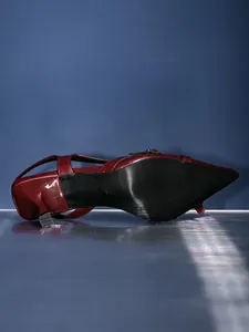 Vista dettagliata della suola di eleganti sandali bordeaux a punta con tacco basso.