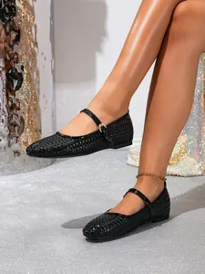 Detailansicht der schwarzen, atmungsaktiven Mary Jane Ballerinas mit Lochmuster am Modell