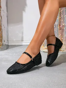 Detailaufnahme von atmungsaktiven schwarzen Mary Jane Ballerinas mit Schnallenriemen für den Sommer
