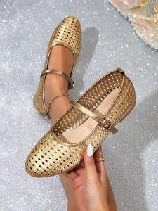Detailansicht goldener geflochtener Mary Janes mit feinem verstellbarem Riemen