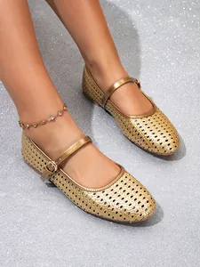 Detailaufnahme der hohlen Textur und des Schnallenriemens goldener Mary Jane Flats