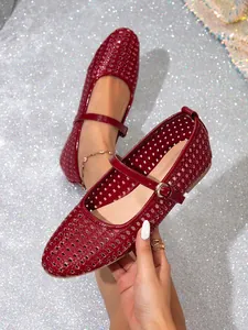 Detailansicht der roten, atmungsaktiven Mary-Jane-Ballerinas aus Lackleder mit Lochmuster