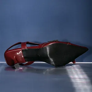 Eleganti sandali bordeaux slingback con tacco basso e punta affusolata per un look da donna