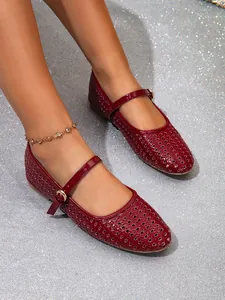 Detailansicht roter Mary Jane Ballerinas mit Lochmuster und Schnallenverschluss