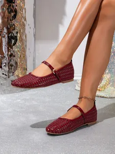 Detailansicht stilvoller burgunderfarbener hohler Mary Jane Flats mit Schnallenriemen