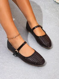 Detailaufnahme von schwarzen geflochtenen Mary Jane Flats mit Schnallenriemen.