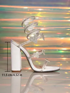 Weiße Sandaletten mit Herz-Strassbesatz und 11,5 cm hohem Blockabsatz für Damen.