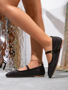 Detailansicht schwarzer geflochtener Mary Jane Flats mit atmungsaktivem Hohldesign.