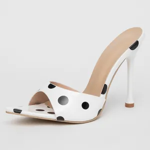 Elegantes mules blancos con lunares negros y tacón de aguja para mujer estilo vintage