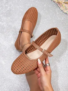 Detailansicht brauner hohler Mary Jane Ballerinas mit Schnalle auf Glitzergrund
