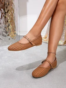 Detailansicht der braunen, lasergeschnittenen Mary-Jane-Ballerinas für Damen mit Schnallenriemen