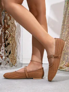 Detailansicht atmungsaktiver hohl geschnittener hellbrauner Mary Jane Ballerinas