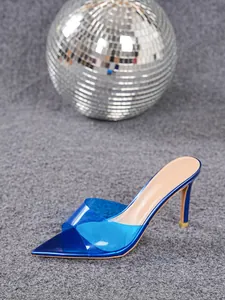 Dettaglio laterale di eleganti tacchi a spillo blu a punta con cinturino trasparente.
