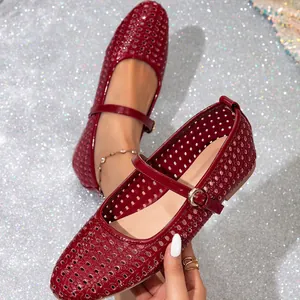 Rote perforierte Mary Jane Ballerinas mit elegantem Schnallenriemen für Damen Mode.