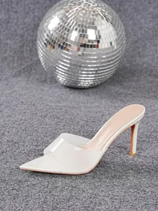 Dettaglio laterale sabot bianco a punta con cinturino trasparente e palla da discoteca