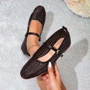 Atmungsaktive, hohle flache Mary Jane Schuhe mit Schnalle für den Sommeralltag.