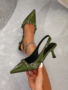 Elegantes zapatos destalonados en verde oliva con punta fina y detalle de hebilla