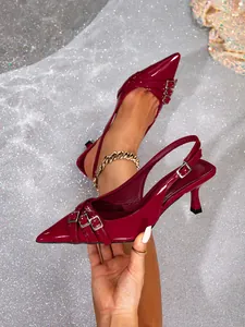 Elegantes salones slingback de charol burdeos con punta afilada y correas con hebilla.
