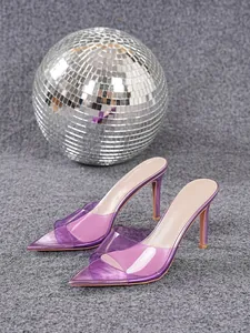 Eleganti sandali a spillo viola a punta con cinturino in PVC trasparente.