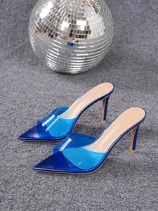 Eleganti sabot blu trasparenti con tacco a spillo e una palla da discoteca trendy