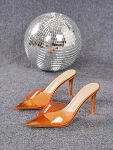 Eleganti tacchi a spillo arancioni a punta con cinturino in PVC trasparente e design raffinato.