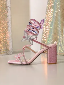 Sandales élégantes en satin rose avec strass et bride de cheville papillon en spirale