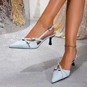 Elegantes zapatos destalonados de mezclilla azul claro estilo francés con hebillas