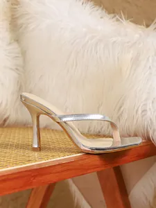 Gedetailleerd zijaanzicht van elegante zilveren stiletto teenslippers met vierkante neus.