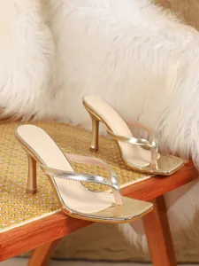 Detailopname van gouden metallic sandalen met hoge hak en een stijlvolle vierkante neus