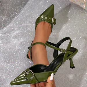 Elegantes sandalias de tacón alto verde oliva con punta fina y correas de hebilla metal