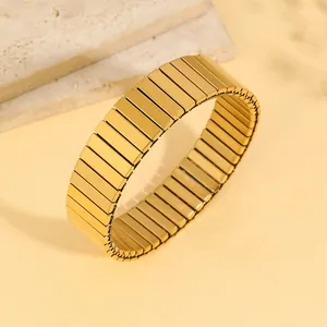 Nahaufnahme eines goldenen Stretch-Armbands aus Edelstahl im Uhrenarmband-Stil