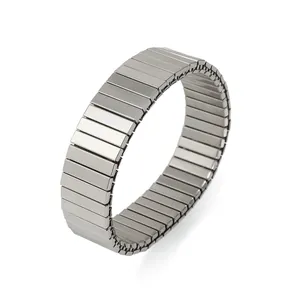 Nahaufnahme eines silbernen, dehnbaren Armbands aus Edelstahl im Uhrenarmband-Stil