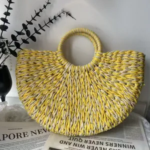 Detailansicht einer handgefertigten halbrunden Papiersacktasche in Gelb und Creme