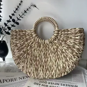 Detailansicht einer handgefertigten halbrunden Strandtasche aus Papierkordel mit Rundgriff