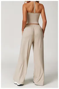 Vue arrière détaillée d'un ensemble de yoga beige avec haut dos nu et pantalon large