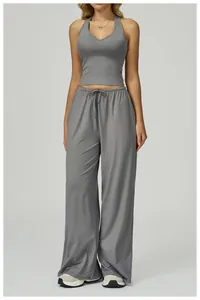 Vue détaillée d'un ensemble de yoga gris en tissu brossé avec haut licou et pantalon.