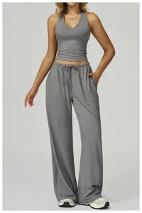 Ensemble de yoga athlétique gris deux pièces avec haut dos nu et pantalon large à cordon